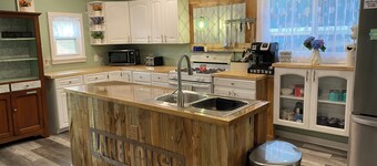 Cool 4-bedroom house with AC in charming Ashtabula