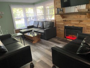 Una televisión, una chimenea