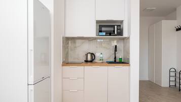 Een koelkast, een microgolfoven, een kookplaat, een vaatwasser