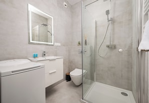 Dusche, Haartrockner, Handtücher