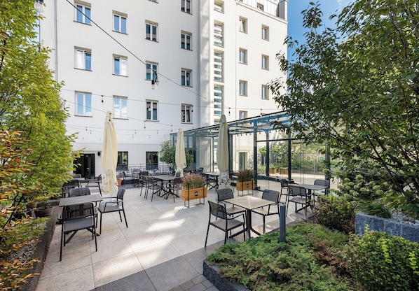 Outdoor dining - National Stadium Superior Apartment (Warszawa)