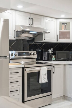 Kühlschrank, Herdplatte, Wasserkocher mit Kaffee-/Teezubehör