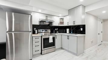 Réfrigérateur, plaque de cuisson, cafetiÚre/bouilloire