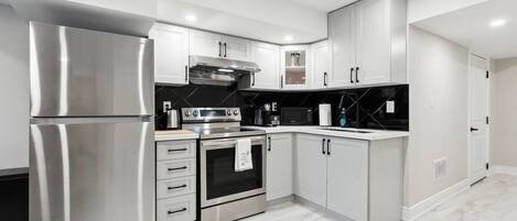 ثلاجة، موقد طهي مسطح، ماكينة لصنع القهوة/الشاي، مستلزمات طهي/أطباق/أوعية