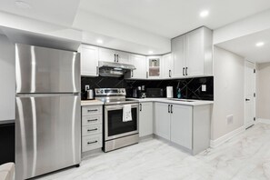 Refrigerador, parrilla de estufa y cafetera y tetera 