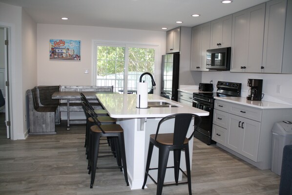 Fridge, microwave, stovetop, dishwasher