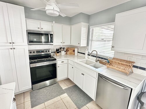 Southwest Cape Coral Escape with Luxurious Lanai & Heated Pool- No extra charge!