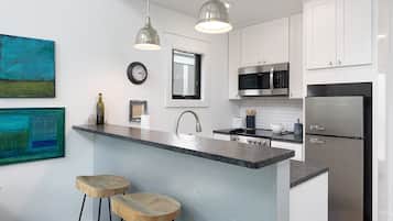 Kühlschrank, Mikrowelle, Herdplatte, Geschirrspüler