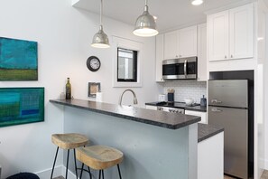 Réfrigérateur, micro-ondes, plaque de cuisson, lave-vaisselle