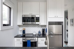 Fridge, microwave, stovetop, dishwasher