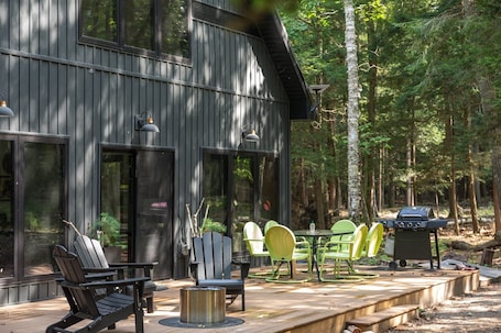 屋外ダイニングエリア. Isla Fern – Modern Cabin Retreat at Sleeping Bear Dunes