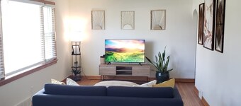 Relaxing 1-bedroom in a shared house Camp Hill with AC & working space