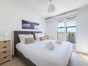 3 bedrooms, iron/ironing board, WiFi, bed sheets - 3-Br Rooftop with Jacuzzi & Parking, Cannes (Cannes)