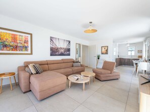 TV - 3-Br Rooftop with Jacuzzi & Parking, Cannes (Cannes)
