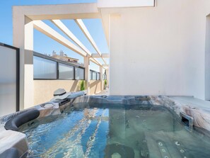 Spa - 3-Br Rooftop with Jacuzzi & Parking, Cannes (Cannes)