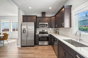 Private kitchen - The Loft – Stylish 4BR Loft•Near Museum of Glass + Gazebo (Tacoma)