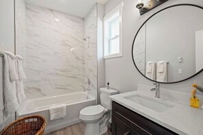 Dusche, Haartrockner, Handtücher, Seife