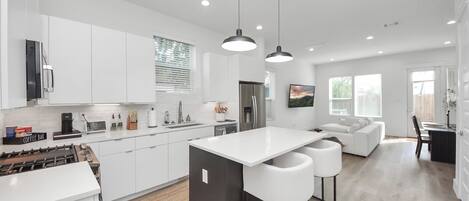 Frigorífico, microondas, horno y placa de cocina