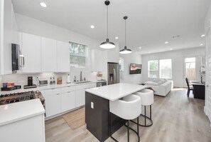 Fridge, microwave, oven, stovetop - Stylish & Spacious 3BR Gem W/ Hottub Near Downtown (Houston)