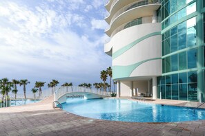 Una piscina techada, una piscina climatizada