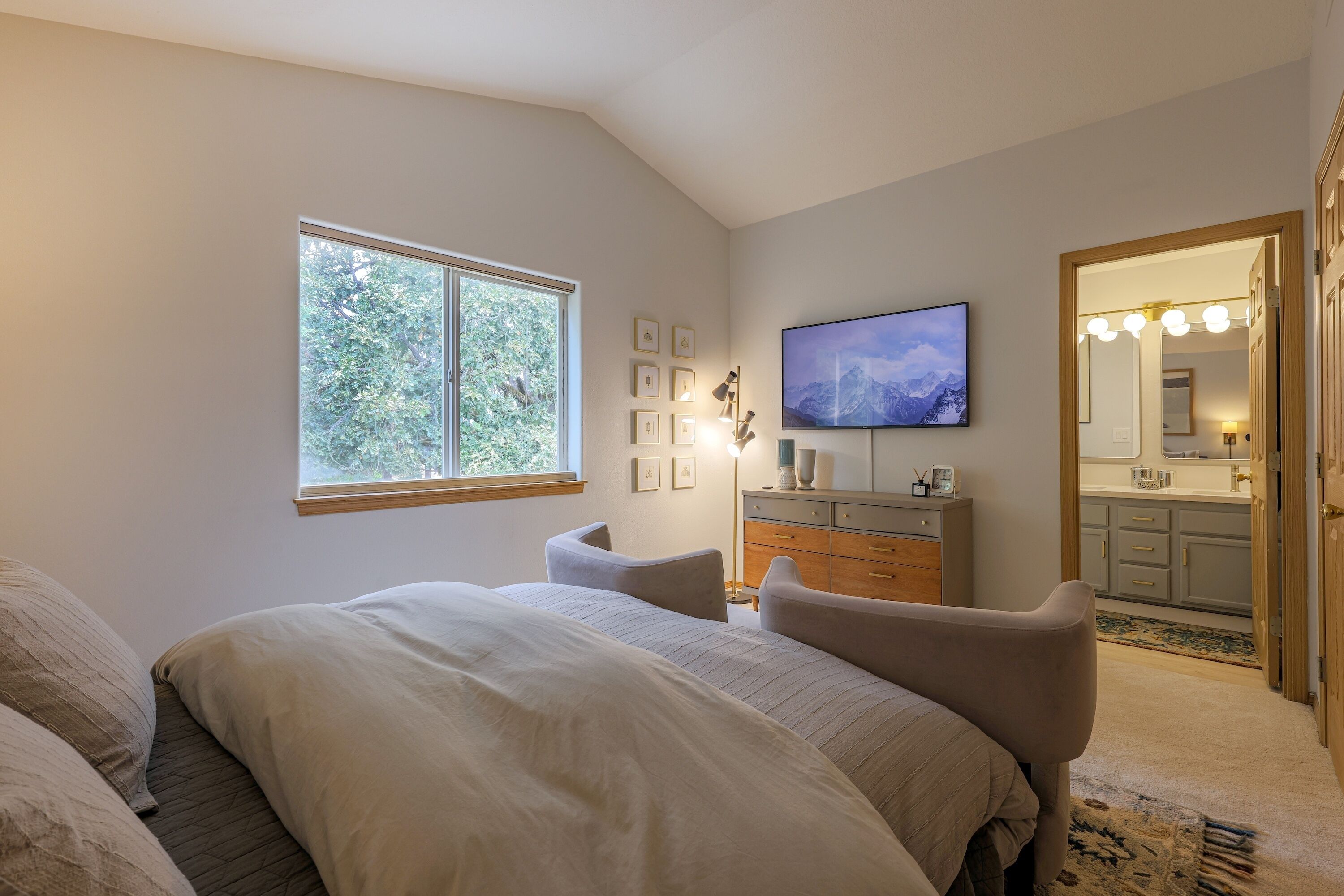 4 bedrooms, iron/ironing board, free WiFi, bed sheets