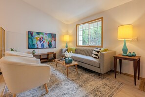 Smart TV, fireplace, books - 4BR/2.5BA Home, Close to Intel, Nike & Hospitals (Hillsboro)