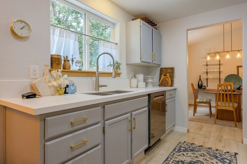 4BR/2.5BA Home, Close to Intel, Nike & Hospitals