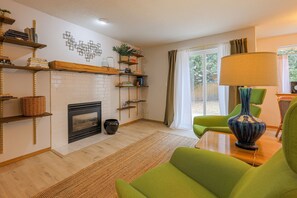 TV connectée, cheminée, livres