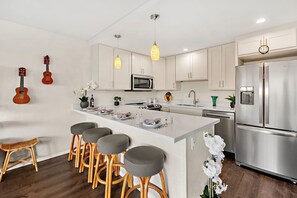 Réfrigérateur, four à micro-ondes, un four, surface de cuisson