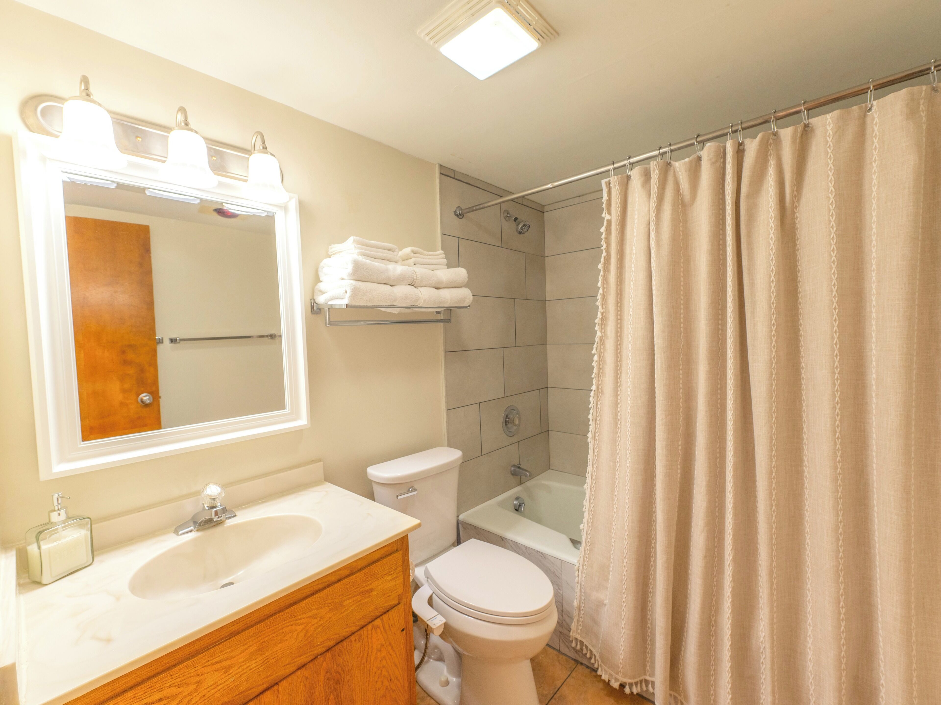 Sèche-cheveux, serviettes fournies, savon, papier toilette