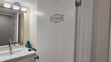 Secadora de cabello, bidet, toallas, jabón