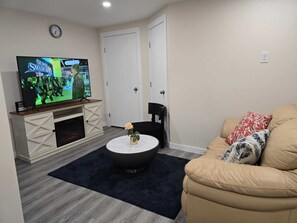 Smart TV, fireplace - Stormwater Haven: Peaceful, Stylish and comfortable space in South Winnipeg. (Winnipeg)