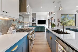 冷蔵庫、電子レンジ、オーブン、コンロ