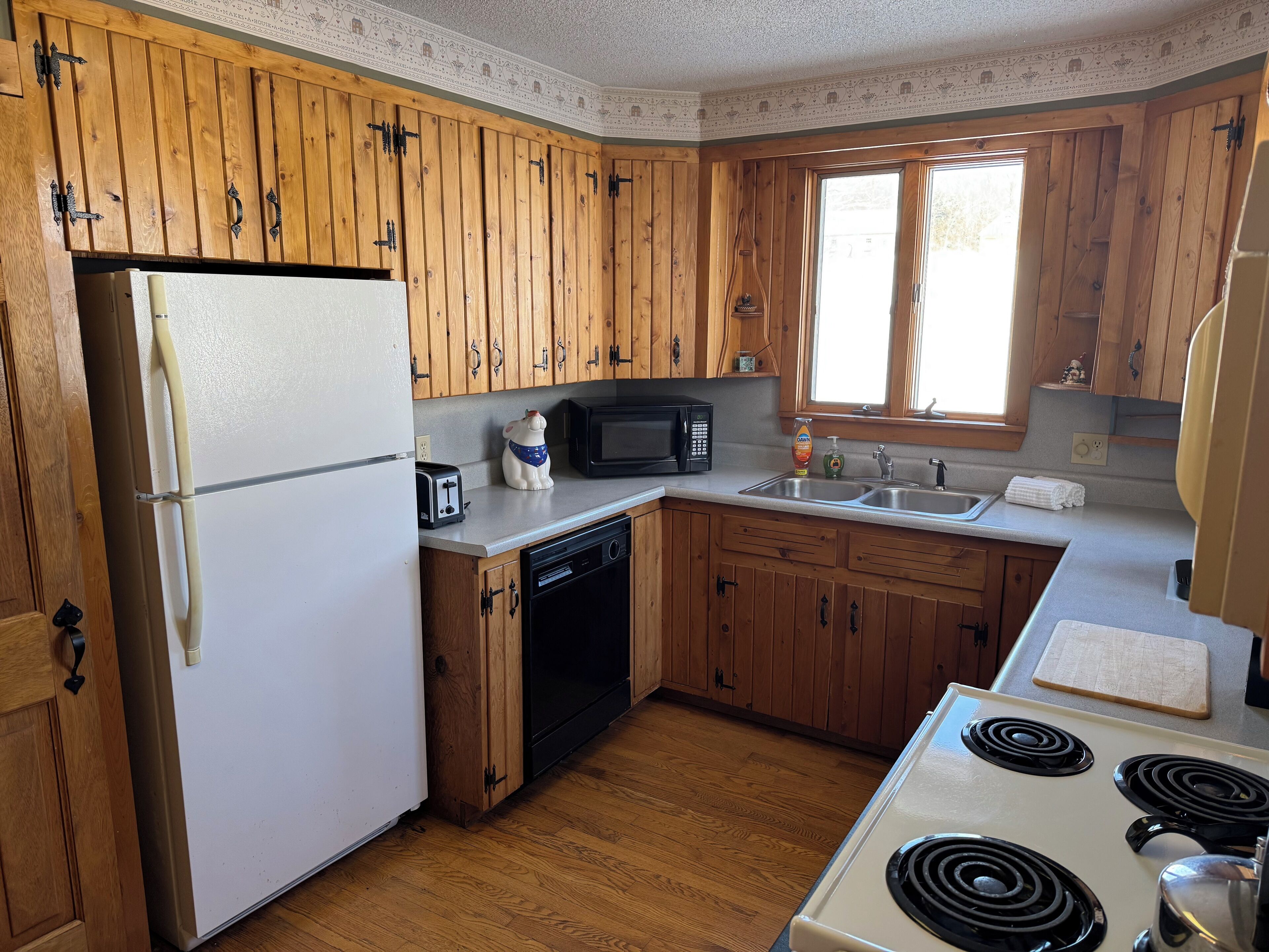 Een magnetron, een oven, een kookplaat, een vaatwasser