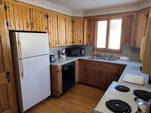 Een magnetron, een oven, een kookplaat, een vaatwasser