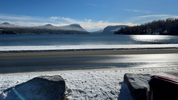 A snowy beach with a clear sky and mountains in the background. - Cozy 3-bedroom home Brownington, VT-On VASA Trails - Near Lake Willoughby (Brownington)