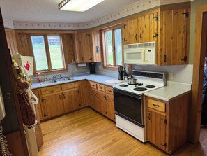 Mikrobølgeovn, ovn, kokeplater og oppvaskmaskin