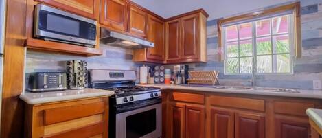 Microondas, horno y placa de cocina