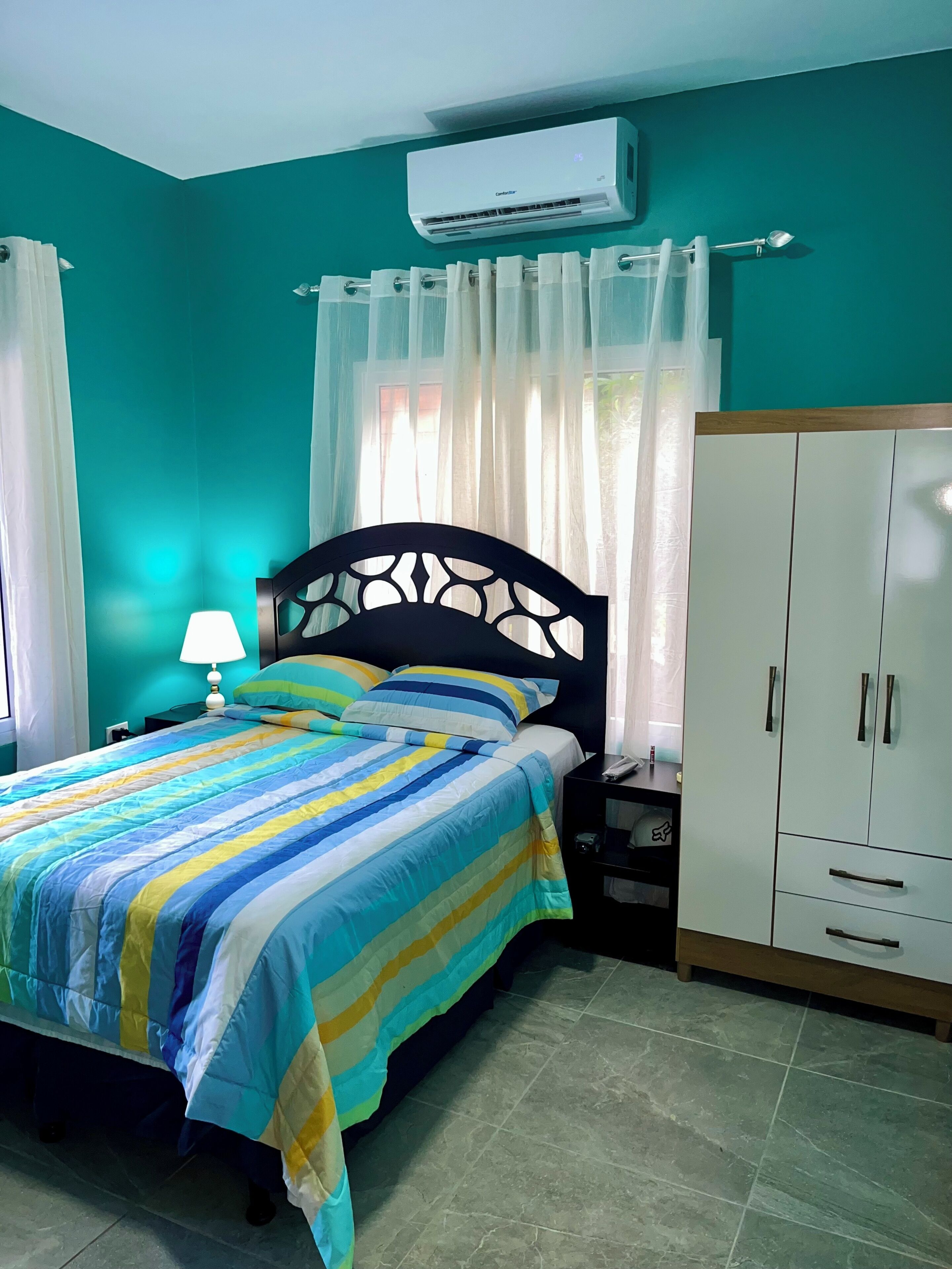4 habitaciones, tabla de planchar con plancha, wifi y ropa de cama 