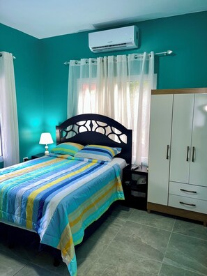 4 habitaciones, tabla de planchar con plancha, wifi y ropa de cama 