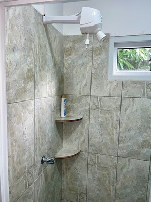 Regadera, toallas, papel de baño 