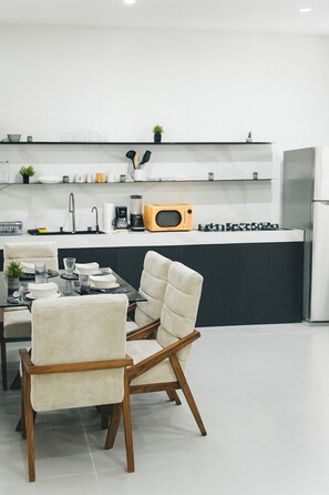 Una cocina moderna con comedor.