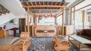 Una cocina moderna con una isla central, sillas de madera y una mesa de comedor.