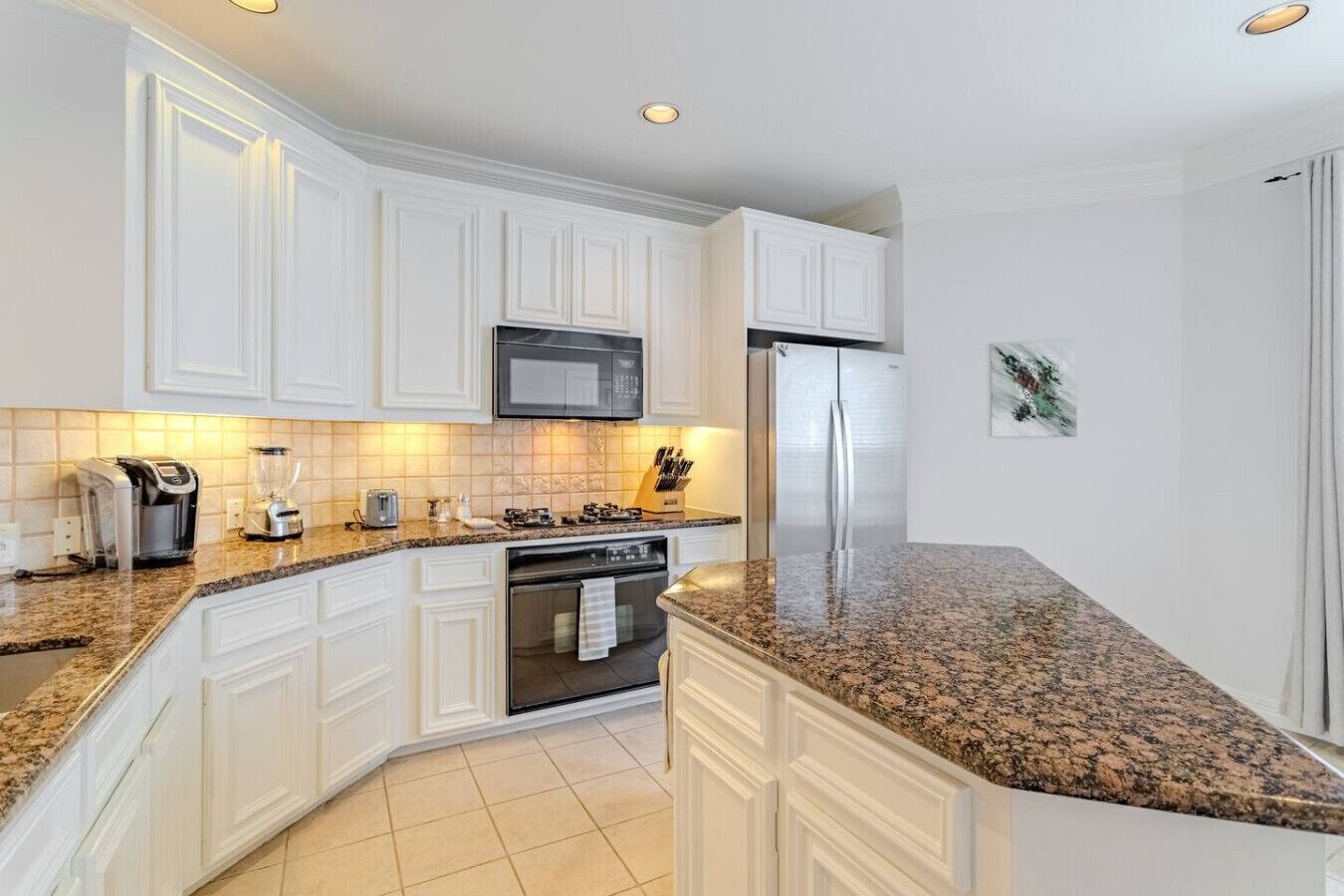 Een koelkast, een magnetron, een oven, een vaatwasser