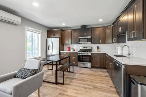 The Nest - 4BR Historic Duplex • Walk to Park + Free Parking