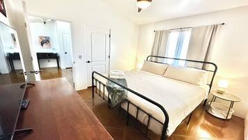 2 habitaciones, tabla de planchar con plancha, wifi y ropa de cama