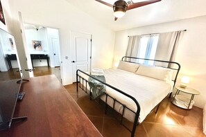 2 chambres, fer et planche à repasser, Wi-Fi, draps fournis