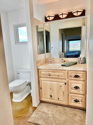 Sèche-cheveux, serviettes fournies, savon, papier toilette