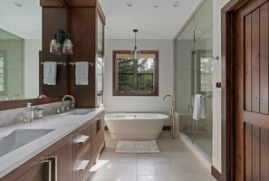 Douche, sèche-cheveux, serviettes fournies