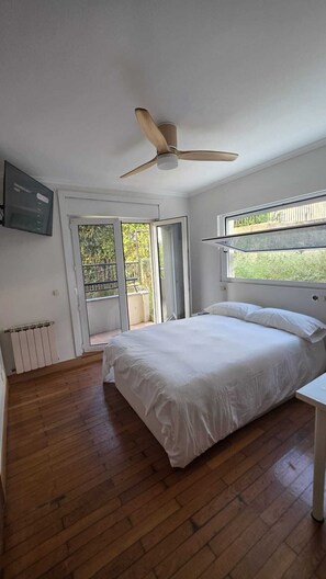 5 bedrooms, iron/ironing board, internet, bed sheets